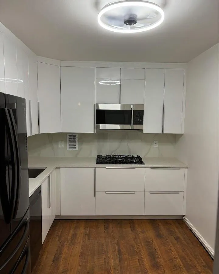 Renovated kitchen with quartz countertops in North Miami